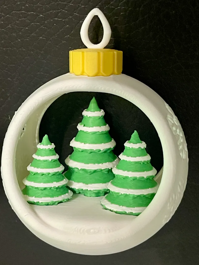 Bola de Natal Decorativa com Pinheiros