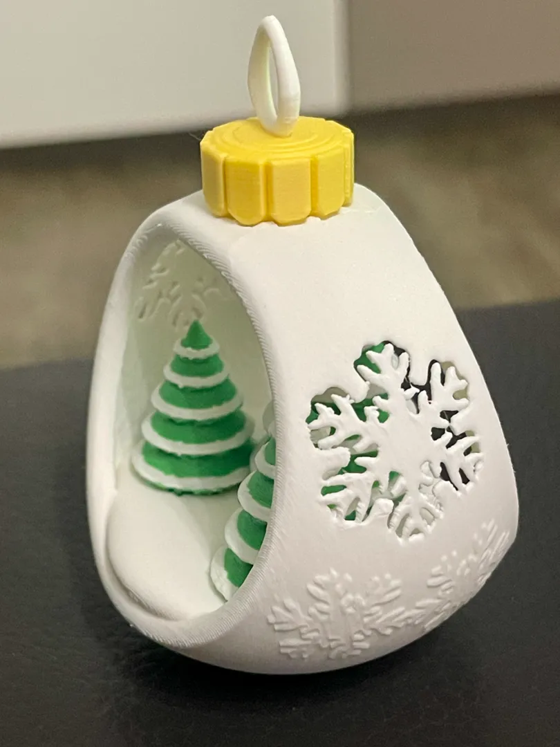 Bola de Natal Decorativa com Pinheiros