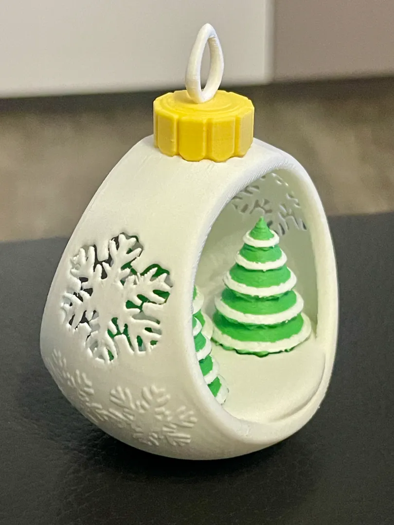 Bola de Natal Decorativa com Pinheiros
